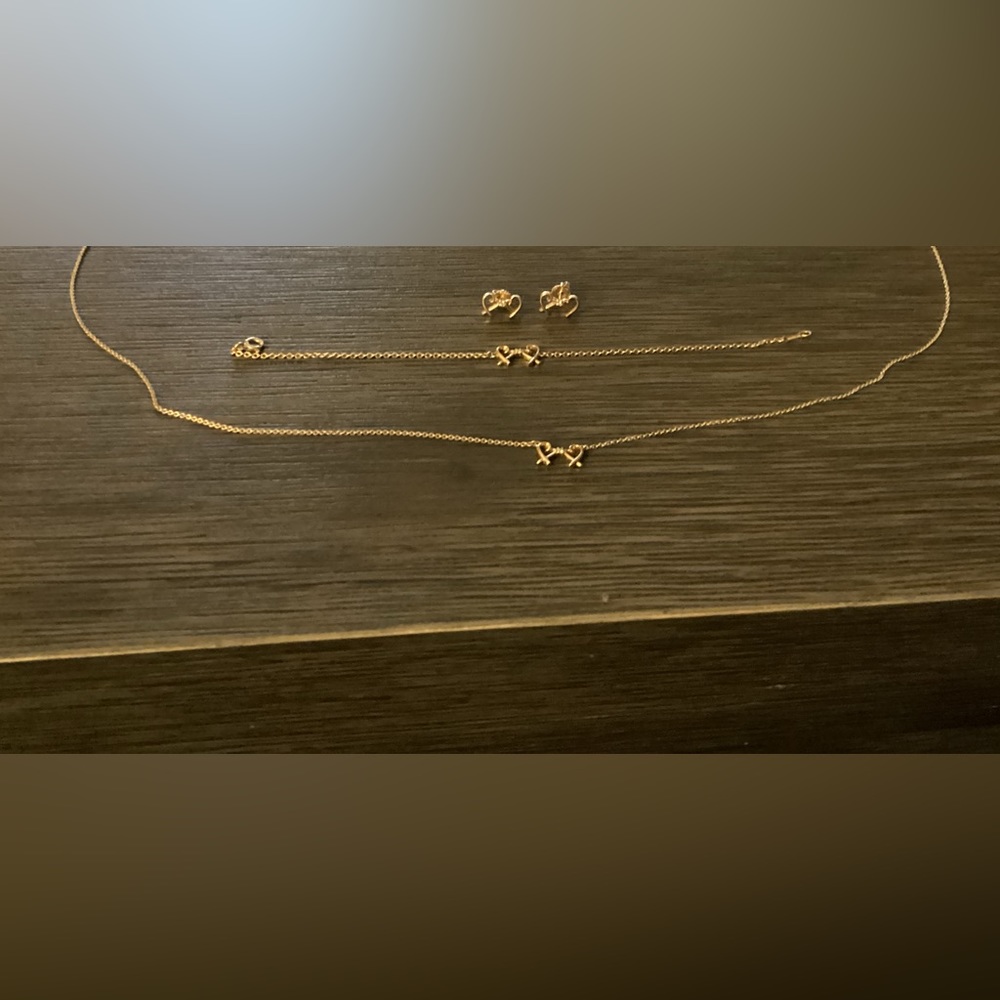 Tiffany&Co 18 karat yellow gold.Like new only wear couple of times.